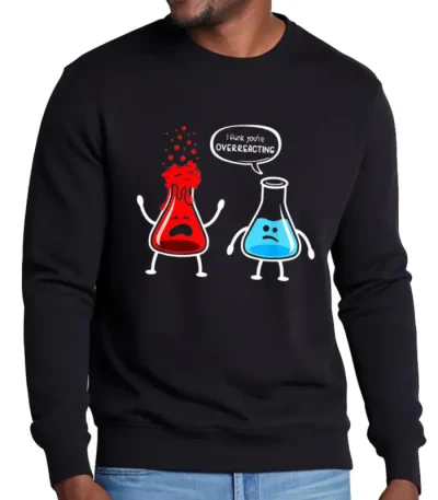 Felpa nera con illustrazione di due provette di chimica antropomorfizzate, una arrabbiata e l'altra che ride, con il testo "Thank you’re OVERREACTING".