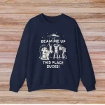 Felpa blu navy con design scientifico, illustrazione di donna e animali, testo umoristico "Beam me up, this place sucks" per gli amanti della scienza e dello stile stravagante.