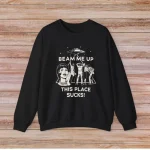 Pigiama nero con grafica di un'astronave, una donna e un cane, con testo "BEAM ME UP THIS PLACE SUCKS!" in stile divertente e scientifico.