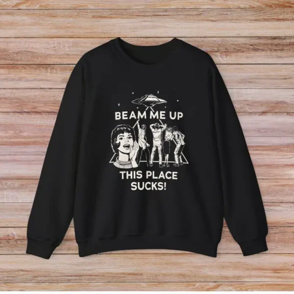 Pigiama nero con grafica di un'astronave, una donna e un cane, con testo "BEAM ME UP THIS PLACE SUCKS!" in stile divertente e scientifico.