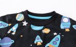 Maglietta per bambini con stampa di navicelle spaziali, pianeti e stelle, ideale per appassionati di scienza e spazio, perfetta come decorazione scientifica o regalo educativo.