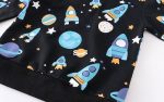 Vestito con stampa di razzi, pianeti e stelle in stile spaziale, perfetto per gli appassionati di astronomia e scienza.