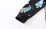 Abbigliamento per bambini con motivo spaziale, razzi e astronauti, ideale per un maglione o una giacca in un universo spaziale.