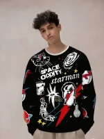 Un giovane ragazzo che indossa un maglione con motivi spaziali, pianeti, astronauti e temi cosmici, illustrando la moda ispirata alla scienza e all'universo.