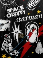 Tappeto decorativo con motivi di astronauti, alieni e elementi cosmici per una decorazione originale e ludica.