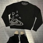 Maglione con motivo di pianeta e detriti spaziali, ispirato all'universo cosmico. Perfetto per gli amanti della scienza e dell'astronomia, unendo stile e passione per lo spazio.