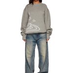Maglione grigio oversize con stampa di pianeti e galassie, perfetto per uno stile casual e originale.