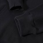 Dettaglio di una maglietta nera con dettagli scientifici, mostra il tessuto e le cuciture di alta qualità, ideale per appassionati di scienza e moda.