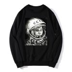 Indumento nero con immagine in bianco e nero di Yuri Gagarin, primo uomo nello spazio, indossando una tuta spaziale e un casco.