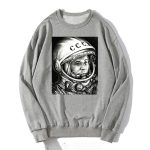 Felpa grigia con stampa in bianco e nero del cosmonauta sovietico Yuri Gagarin, primo uomo nello spazio, con il suo casco spaziale.