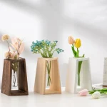 Vasi decorativi in legno e plastica con fiori scientifici, perfetti come oggetti da collezione o decorazioni per ambienti educativi e scientifici.
