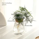 Piantina in vaso con dettagli di misurazione e fogliame fine, ideale come decorazione scientifica o da collezione.