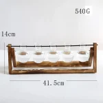 Vaso di laboratorio in vetro con supporto in legno e barra metallica, ideale per decorazioni scientifiche e oggetti da collezione.