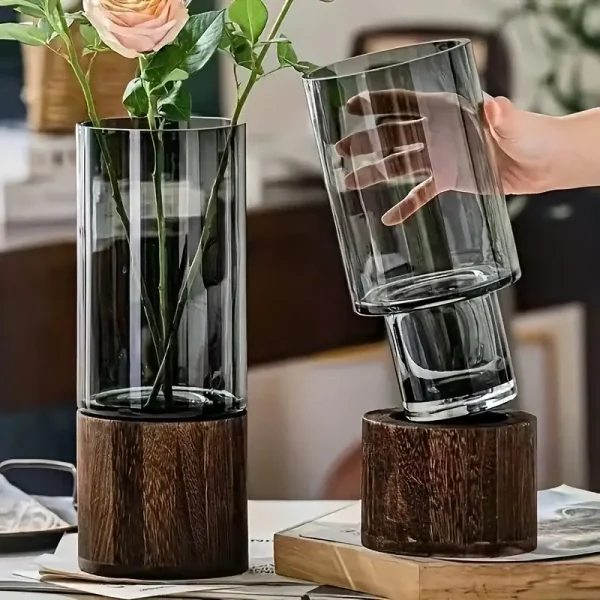Vaso decorativo in vetro con base in legno naturale, ideale per piante o fiori, con design elegante e moderno, perfetto come decorazione scientifica o per ambienti di studio e ufficio.