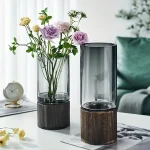Vasi decorativi in vetro con base in legno, ideali come oggetti scientifici e decorativi per la casa o l'ufficio, perfetti per esporre fiori freschi o secchi con stile elegante.