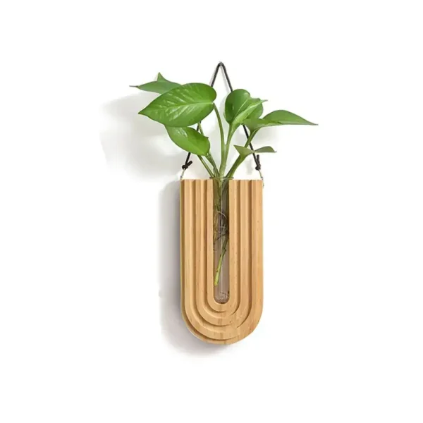 Pendente decorativo con pianta verde in vaso di legno, ideale come decorazione scientifica e naturale per ambienti interni.