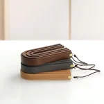 Orologi decorativi in legno a forma di onda, disponibili in vari colori e finiture, ideali come oggetti di design e decorazioni scientifiche per ambienti moderni.