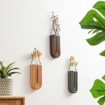 Decorazioni scientifiche moderne con piante e oggetti in legno e metallo, ideali per arredare ambienti con stile minimalista e scientifico.