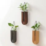 Vasi decorativi in legno con design moderno e naturale, ideali per abbellire ambienti interni con piante verdi. Perfetti come decorazioni scientifiche e oggetti di design sostenibile.