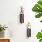 Decorazione murale moderna a forma di molecola, realizzata in metallo con finitura elegante, perfetta per appassionati di scienza e arredamento innovativo.