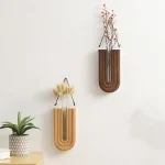 Decorazioni scientifiche in legno con design moderno e minimalista.