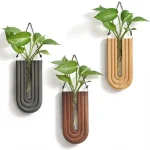 Piante in vasi decorativi in legno e metallo, perfetti come oggetti scientifici e decorazioni per la casa o l'ufficio, combinano stile moderno e naturale.