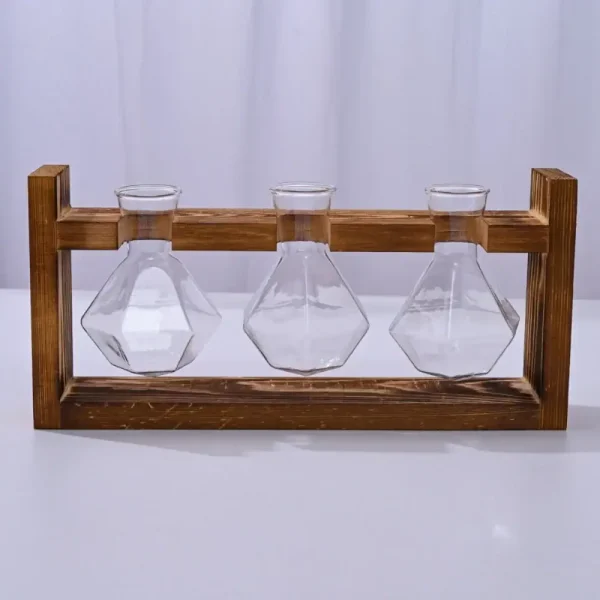 Set di tre beute di vetro con supporto in legno, perfette come decorazioni scientifiche o oggetti da collezione, ideali per appassionati di chimica e scienza.