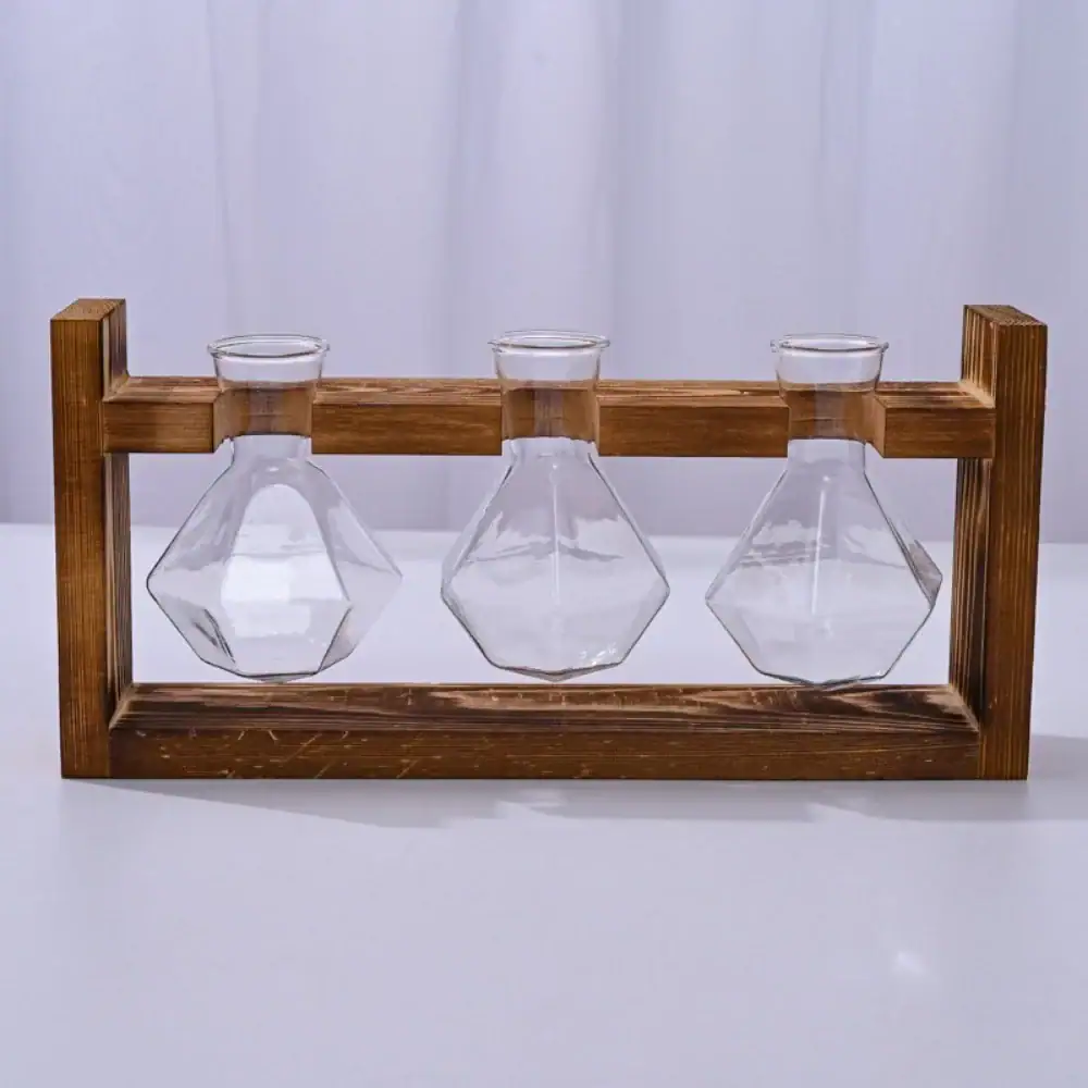 Set di tre beute di vetro con supporto in legno, perfette come decorazioni scientifiche o oggetti da collezione, ideali per appassionati di chimica e scienza.