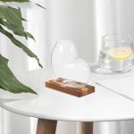 Oggetto decorativo in vetro trasparente con base in legno, ideale per arredare ambienti con stile scientifico o minimalista. Perfetto come decorazione da scrivania o tavolo.