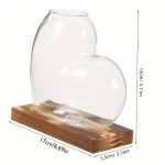 Vaso in vetro trasparente a forma di cuore, con base in legno naturale, ideale come decorazione scientifica o oggetto da collezione.