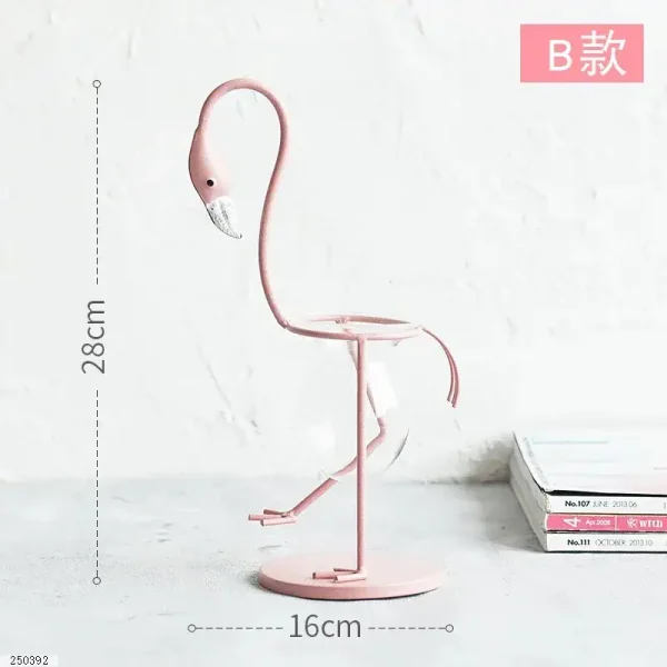 Foca decorativa in metallo rosa, altezza 28 cm e larghezza 16 cm, perfetta come oggetto decorativo scientifico o da collezione.